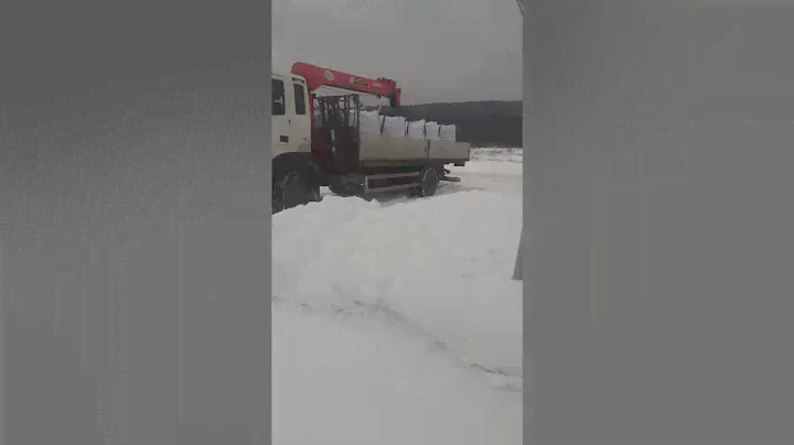 развозим уголь в мешках по району с манипулятором..
