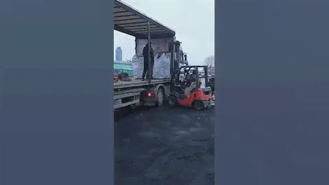 Погрузка угля в мешках.