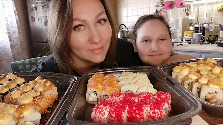МУКБАНГ/СУШИ И РОЛЛЫ🍣БОЛЬШОЙ СЕТ😋ОБЖОР С ДАШЕЙ!